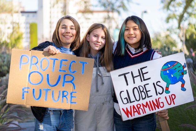 Gente protestando con pancartas al aire libre por el día mundial del medio ambiente