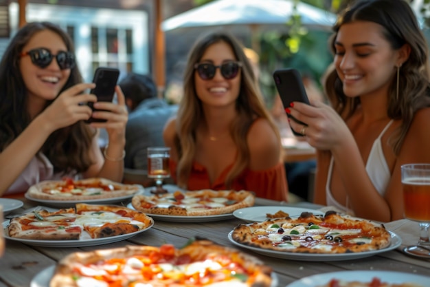 Gente que crea contenido de comida para cargar en Internet para los amantes de la comida