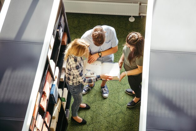 Gente que estudia con libros