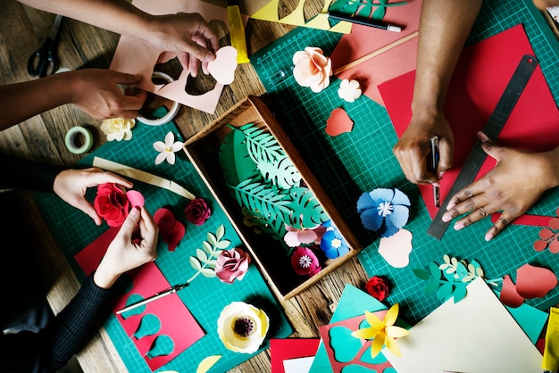 Gente que hace las flores de papel Arte de la artesanía Trabajo artesanal