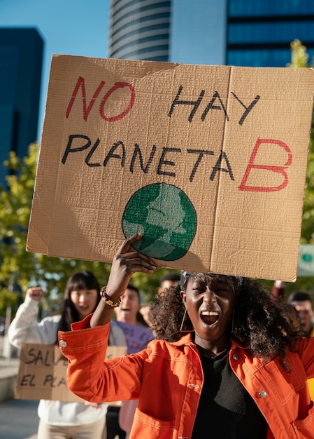 Foto gratuita gente que protesta por el medio ambiente de cerca