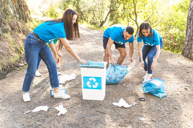 Gente que recoge basura en el bosque