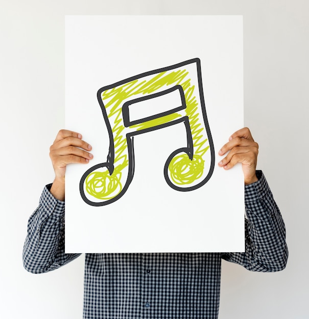 Foto gratuita gente que tiene el icono de la música en un papel