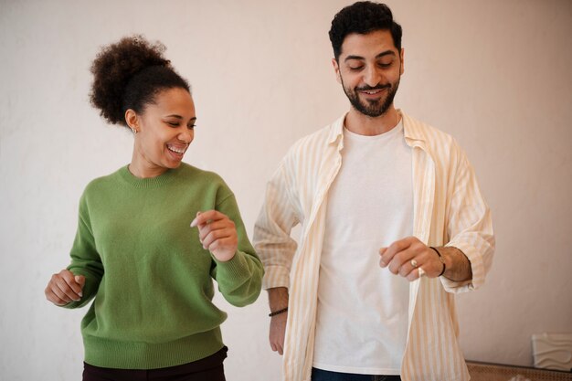 Foto gratuita gente que tiene una reunión casual de baile de salsa.