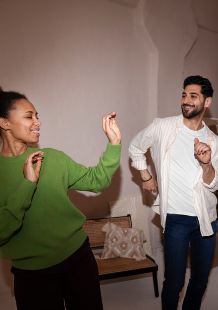 Gente que tiene una reunión casual de baile de salsa.