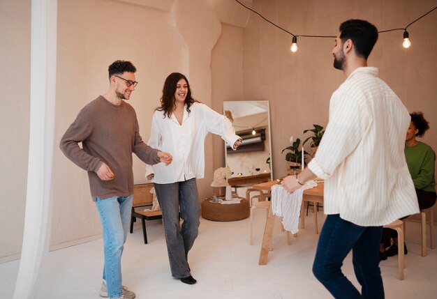 Gente que tiene una reunión casual de baile de salsa.