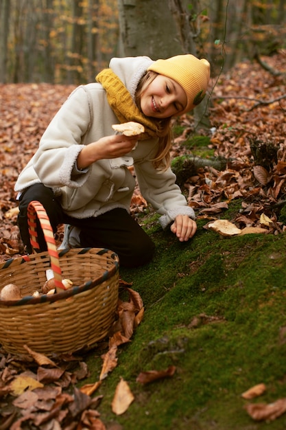 Gente recogiendo comida del bosque