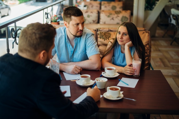 Foto gratuita gente relajada comunicarse y beber café y batido en la cafetería