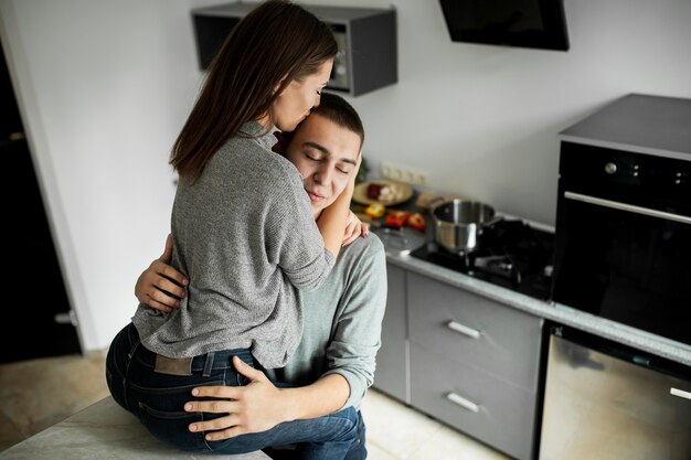 Gente, reloj, pareja, habitación, sofá