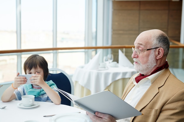 Gente en restaurante