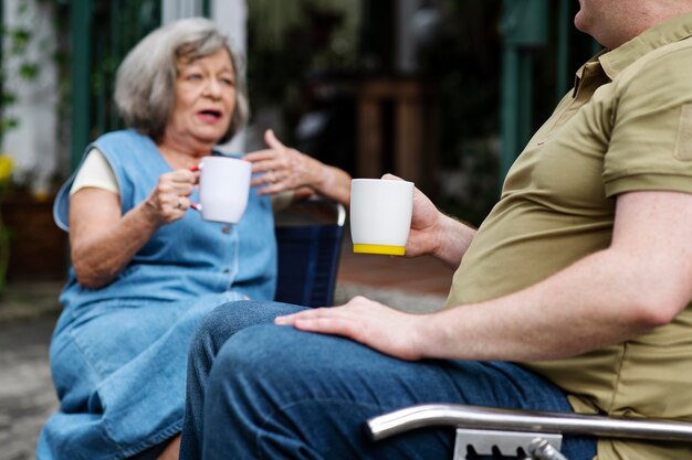 Gente reunida y discutiendo en el barrio.