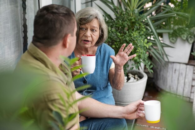 Gente reunida y discutiendo en el barrio.