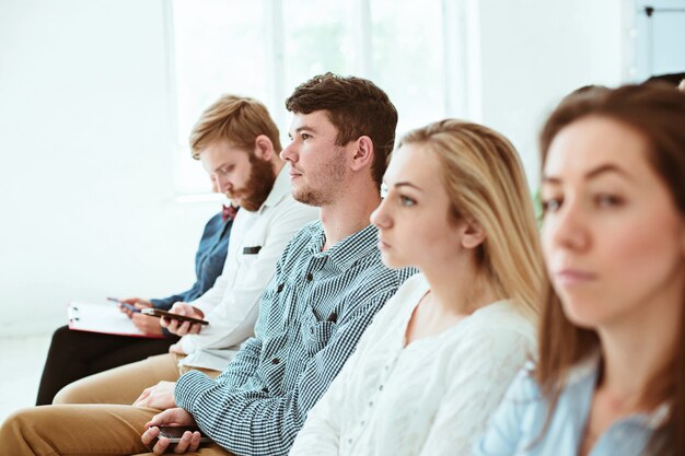 La gente en la reunión de negocios en la sala de conferencias.