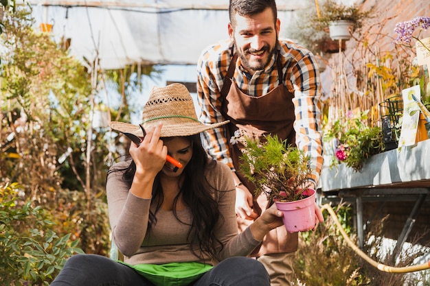 Gente riendo con planta en maceta