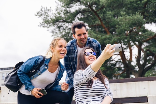 Foto gratuita gente riendo y tomando selfie