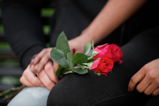 Gente romántica pasando tiempo juntos en el día de san valentín.