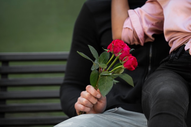 Gente romántica pasando tiempo juntos en el día de san valentín.