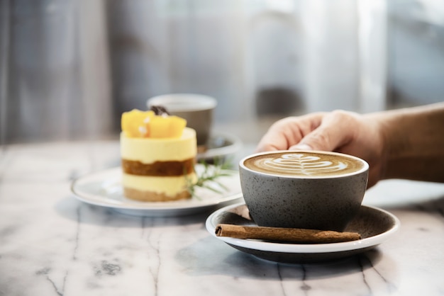 La gente sirve hermosa taza de café fresco relajarse por la mañana