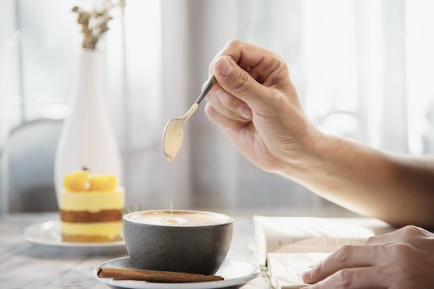 La gente sirve hermosa taza de café fresco relajarse por la mañana