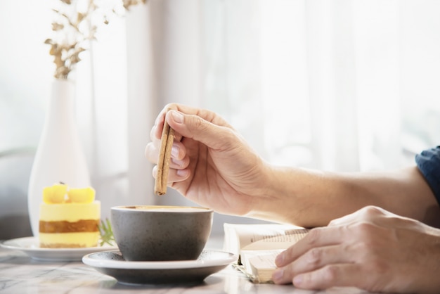 La gente sirve hermosa taza de café fresco relajarse por la mañana