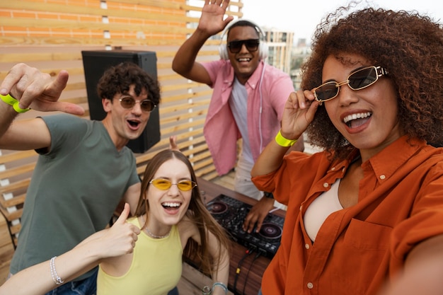 Gente sonriente de alto ángulo tomando selfie