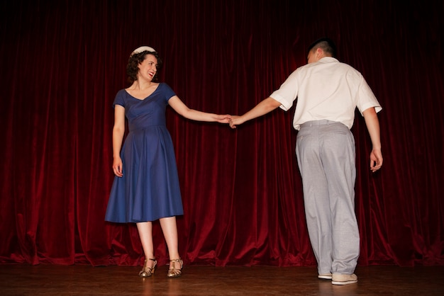 Gente sonriente bailando swing tiro completo