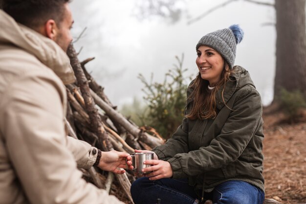 Gente sonriente con bebida al aire libre