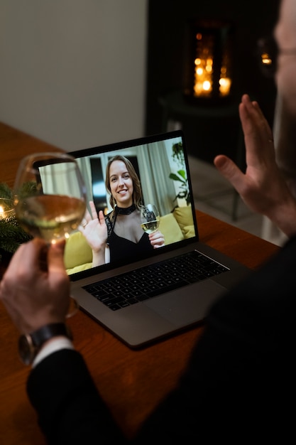 Gente sonriente en una cita virtual en una laptop