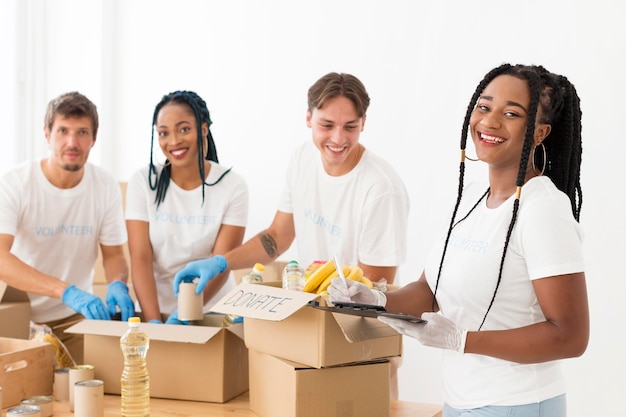 Foto gratuita gente sonriente cuidando donaciones.