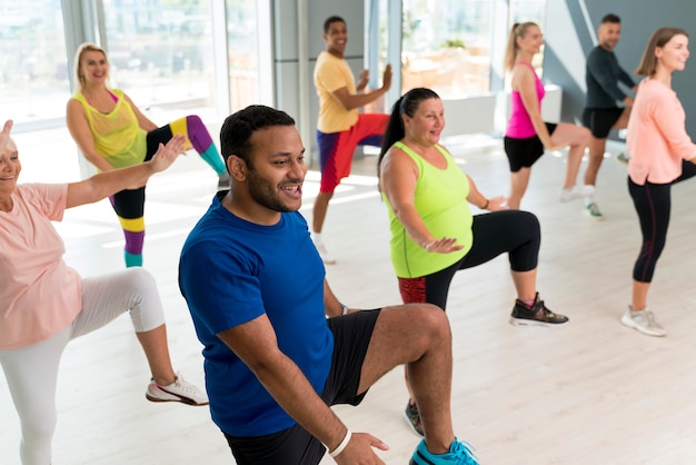 Gente sonriente divirtiéndose en clase de zumba