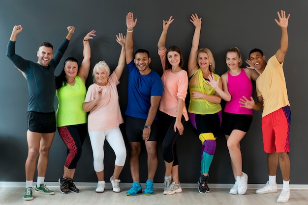 Gente sonriente divirtiéndose en clase de zumba