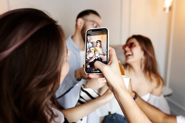 Gente sonriente de fiesta con smartphone