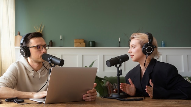 Gente sonriente grabando podcast plano medio