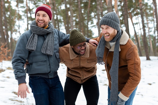 Gente sonriente invierno tiro medio