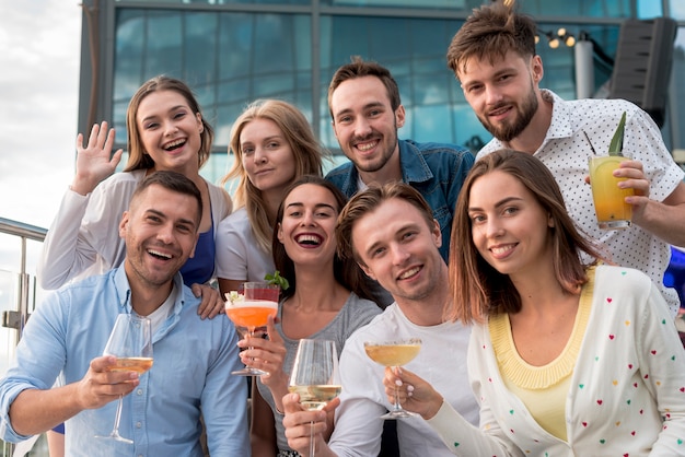 Gente sonriente posando en una fiesta