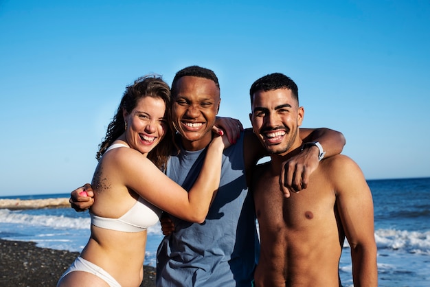 Foto gratuita gente sonriente posando juntos tiro medio