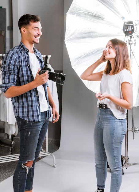 Gente sonriente preparándose para la sesión de fotos