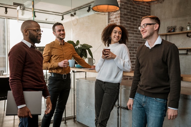 Gente sonriente reunida con una taza de café