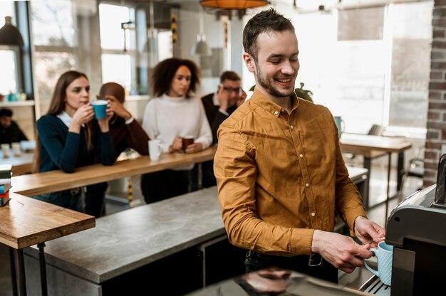 Gente sonriente reunida tomando café