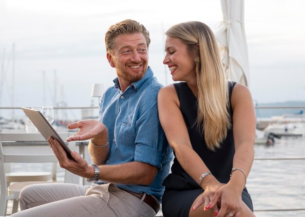 Gente sonriente con tableta de tiro medio