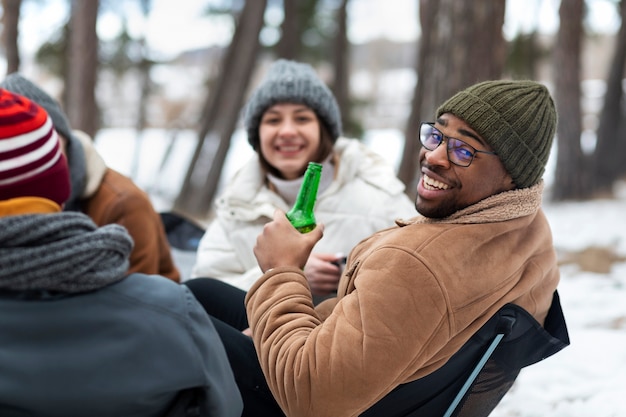 Gente sonriente en la temporada de invierno de la naturaleza