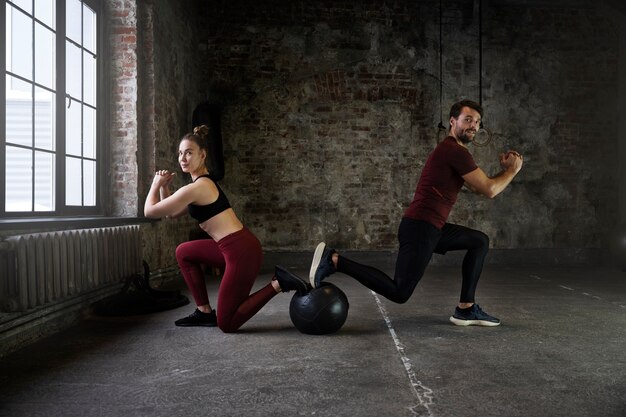 Gente sonriente de tiro completo entrenando con pelota