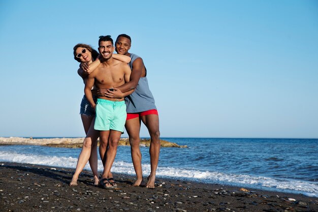 Gente sonriente de tiro completo posando juntos