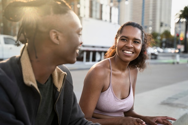 Foto gratuita gente sonriente de tiro medio al aire libre