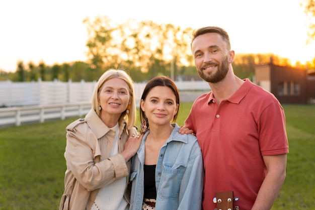 Foto gratuita gente sonriente de tiro medio al aire libre