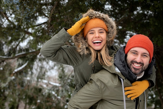 Gente sonriente de tiro medio al aire libre