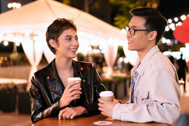 Foto gratuita gente sonriente de tiro medio con café