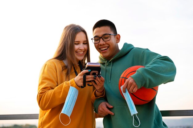 Gente sonriente de tiro medio con cámara