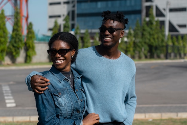 Foto gratuita gente sonriente de tiro medio caminando juntos