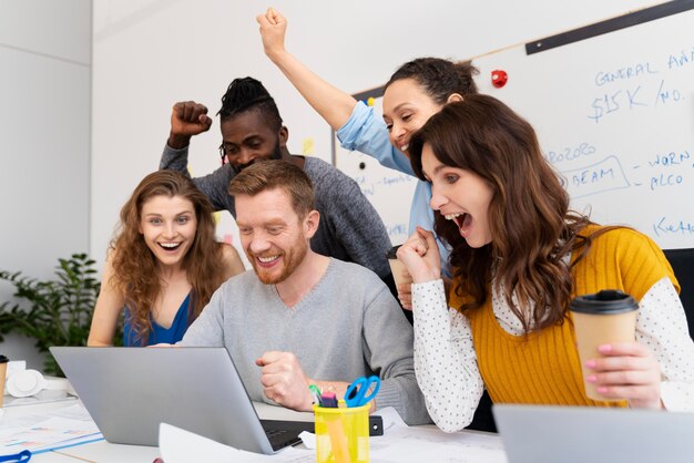 Gente sonriente de tiro medio celebrando